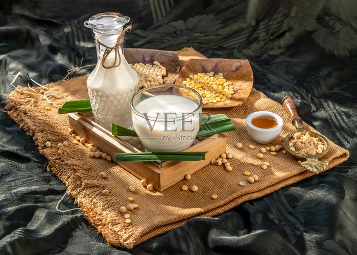 清晨的木质盘 豆浆、谷物与红糖蜂蜜中的老灵魂