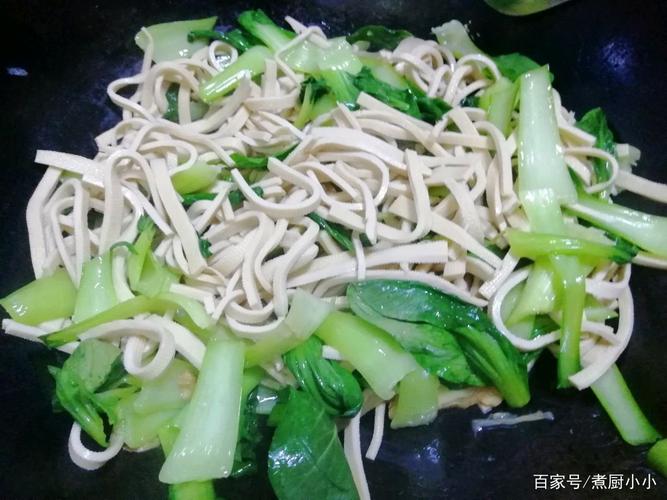 小油菜炒豆腐皮 豆腐皮是比较常见的一种豆制品,这种豆制品因为水分
